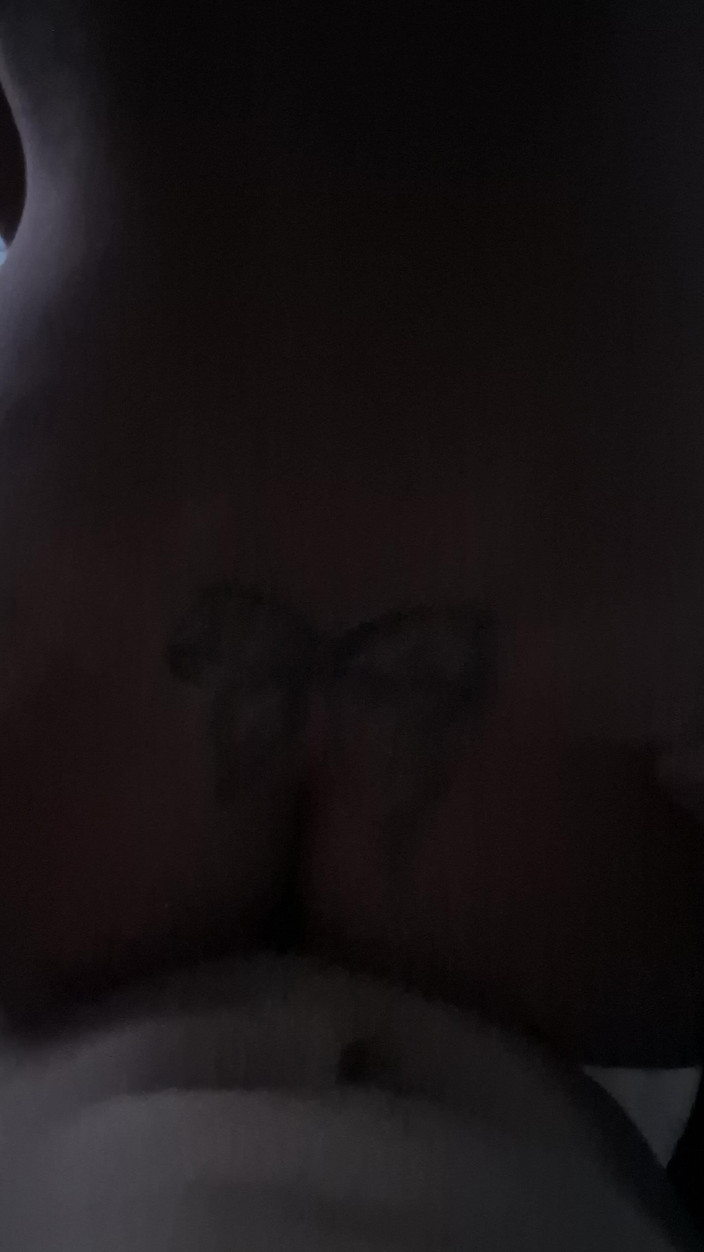 SFHarcerska: 晚上操一个有纹身的辣妹并被射在屁股上