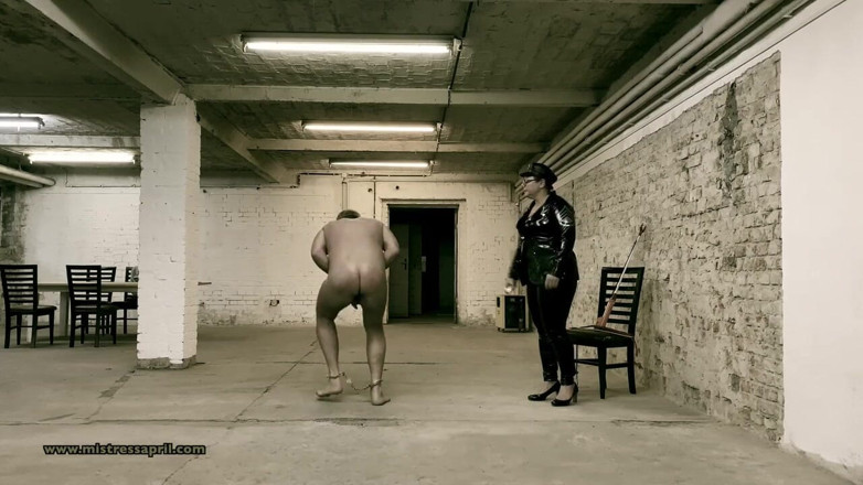Mistress April: Dominatrice padrona aprile - cella 45, esercizio del cortile