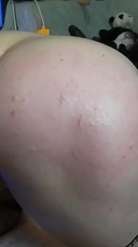 Brünettes mädchen mit sexy socken fickt ihre muschi bis zum riesigen squirt! Sie benutzt auch butplug