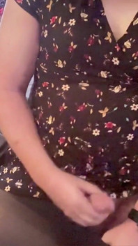 穿着短裙和连裤袜的变性人女孩自慰
