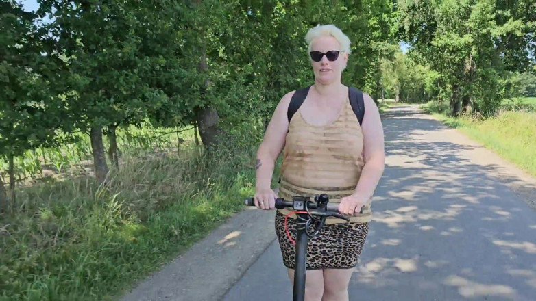 UserBitch1: Frivol Mit Dem Scooter Unterwegs