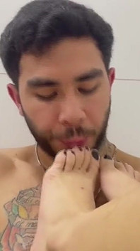 Latina Cutie je osprchována chcaní a spermatem - utopená ve vaně