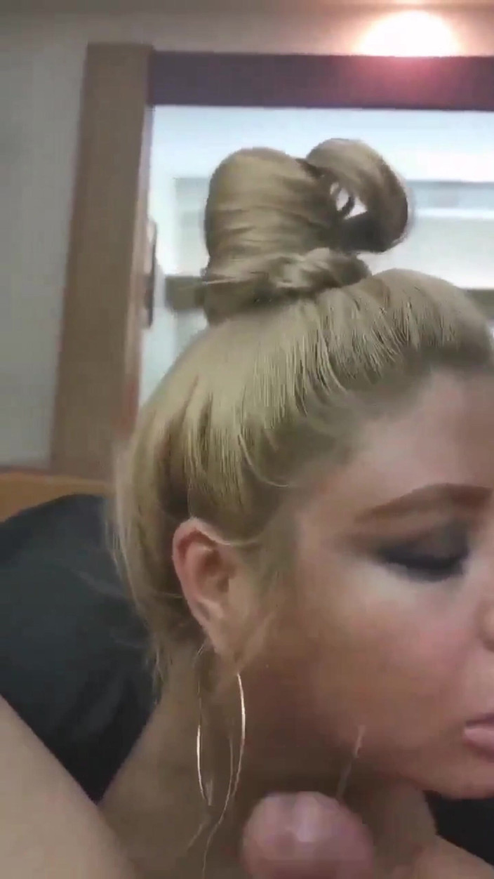 VioletOffer97: Jag Älskar Att Sätta I Halsen På Hans Penis