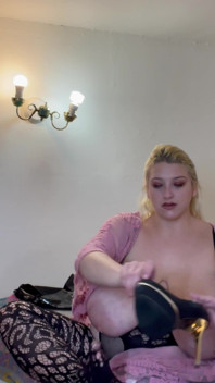 Cambria Curves ist eine exhibitionistin mit riesigen titten