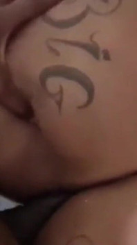 Brunetka BBW dochodzi podczas seksu z BBC
