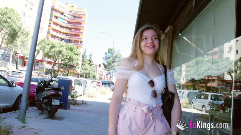 FAKings: 18 years Law student wants to leave her parents' house....