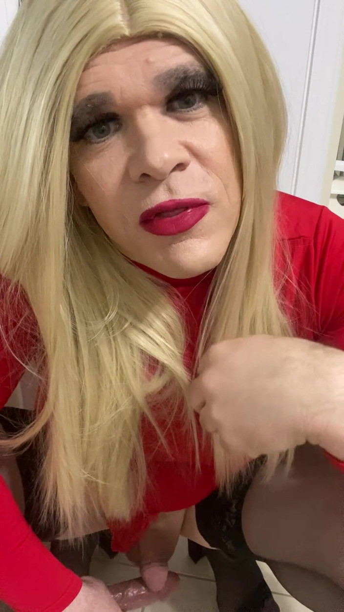 MadisonCD2025: Збуджений кроссдрессер бризкає на ділдо вільними руками, а потім смокче, він брудно розмовляє на камеру