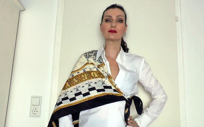 Lady Victoria Valente: Giyinik mastürbasyon ve döl yeme