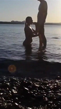 公共のビーチでのロマンチックなセックス