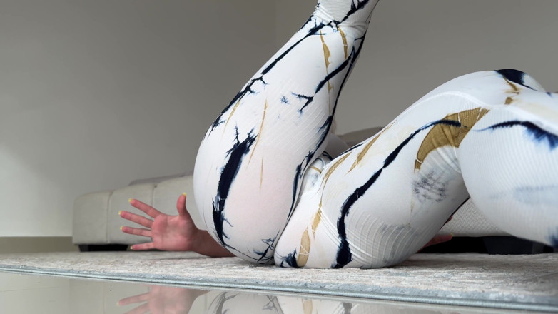 Mrs Peachesxx: Smell Your Yoga Instructor's Farts in Gym Leggings