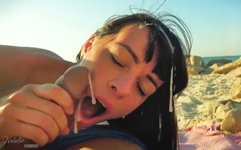 Incredibile pompino in spiaggia - un sacco di sperma su tutta la faccia