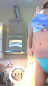 Non riusciva a trattenerlo alice si bagna in bikini blu