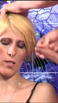 O mamă sexy blondă transmite vremea de la Pig Italia Television în timp ce două pule dornice se masturbează online lângă ea