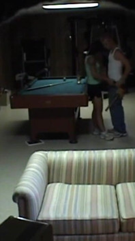 セクシーな彼女が地下室で浮気とファックを見つけた