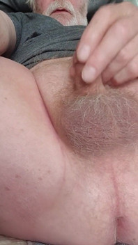 Drobný čůrák masturbuje, ochutnává vlastní sperma