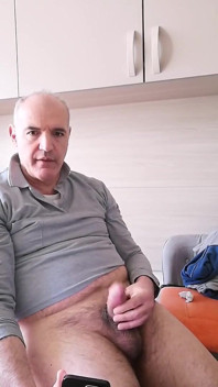 Cam bardağa güzel bir sidikle uzun bir mastürbasyon