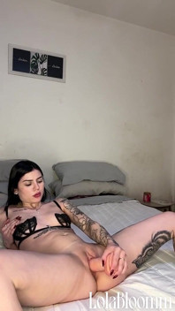 La teen latina lola bloom gocciola da un enorme dildo