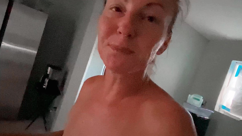 Farmers Wifey: 부엌 카운터에서 소변을 얕은 오줌 여왕