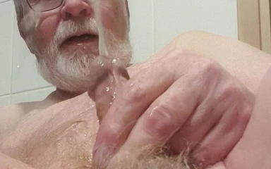 Minuman panas - kontol kecilku kencing di sekujur tubuh