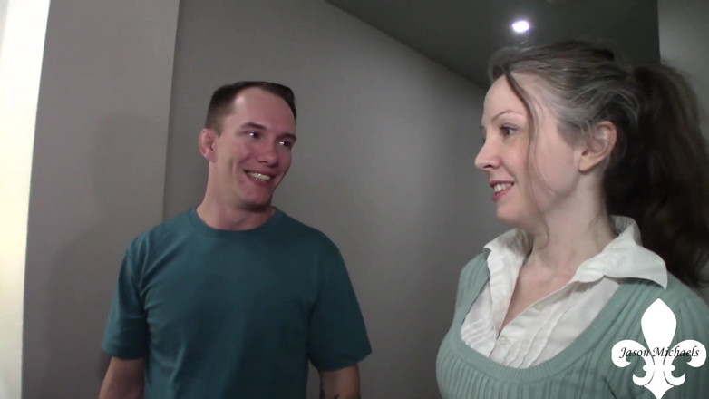 Jason Michaels: 娇小的Lily Lark勾引她的同事