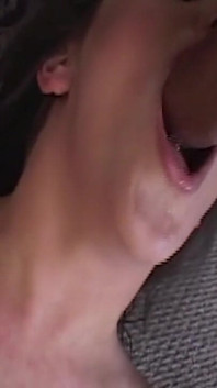 レトロなMILFが深く肛門を突き刺す