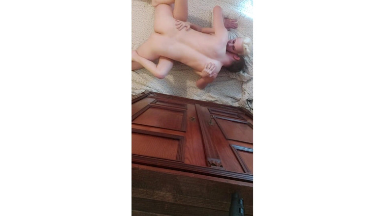 Wet Pussy Fuck: Un couple sexy se fait baiser par une caméra murale
