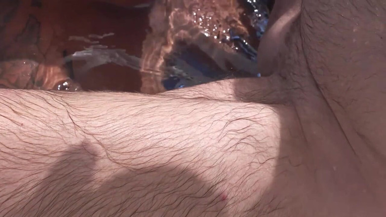 Lovekino: Německá pornohvězda Kira Knight kouří velký penis v bazénu