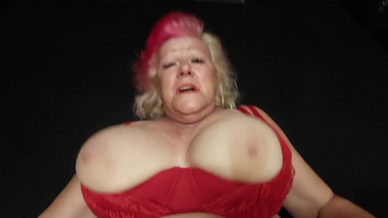 PureVicky66: Delizioso creampie nella figa di una nonna