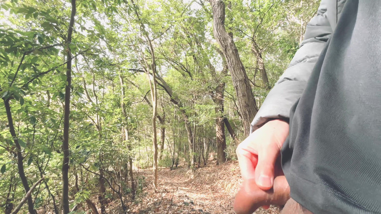 hueikun: A Boy with a Small Foreskin Pees a Huge Stream...