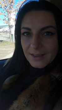 La moglie traditrice fa shopping in pelliccia con l'amico di suo marito. Lei succhierà il suo cazzo fuori dalla porta 221