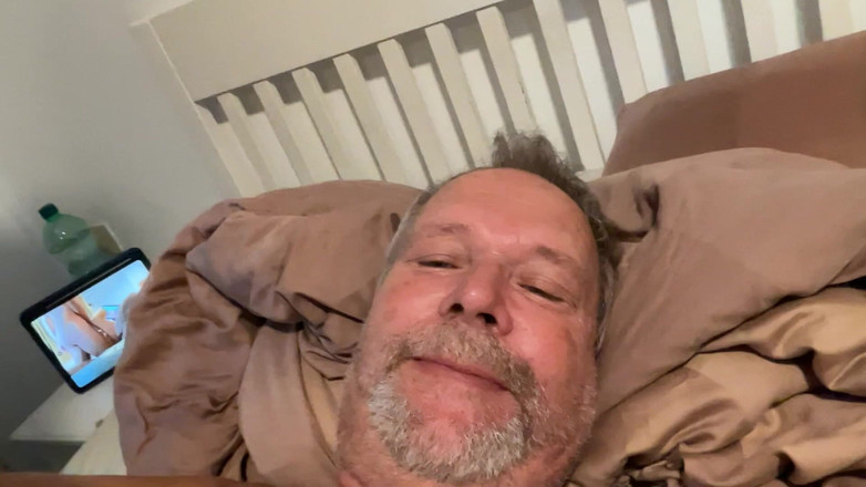 Mozzbear: Papà prende il mio cazzo, e lui lo adora.