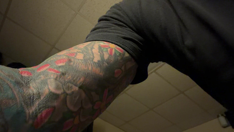 Tatted Daddy: Masturbând sperma