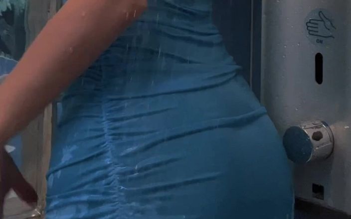 AgathaHarris: Chica mojada y sexy en la ducha del gimnasio