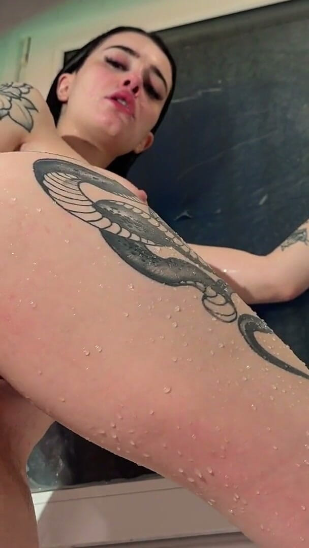 Chavitaxxx: A Shower with Masturbation Included