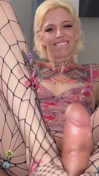 Kitt Jones daje zmysłowe zwolnienie footjob