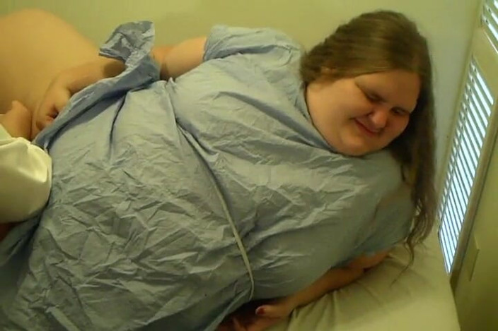 BBW nurse Vicki adventures with friends: Verpleegster Vicki lanst Angie's Boil