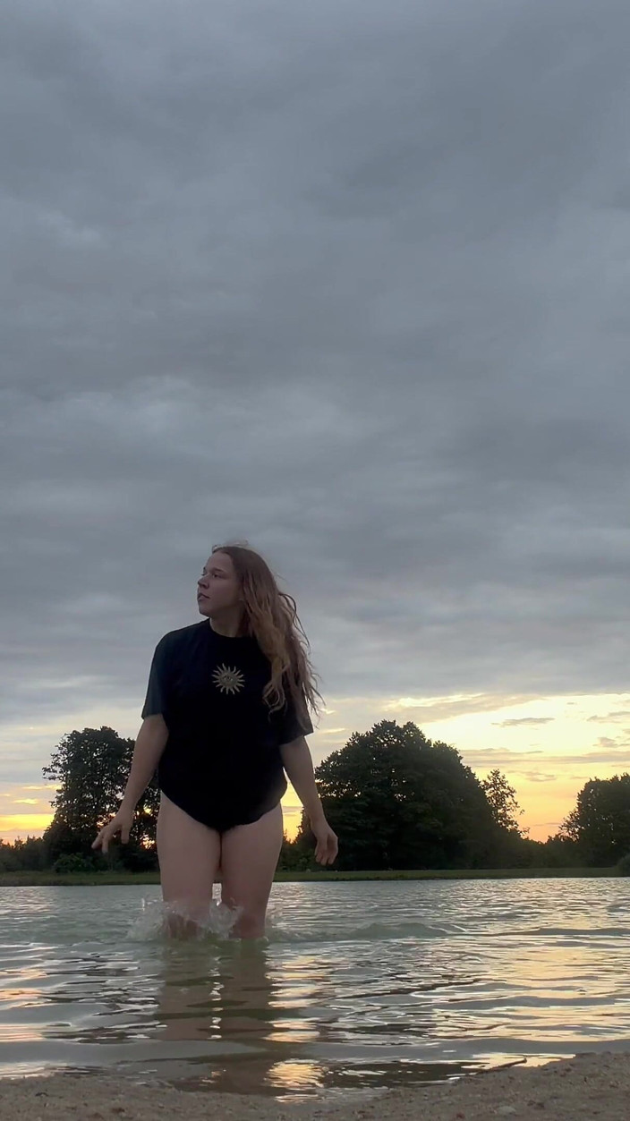 Lily, Goddess of Desire: Showing My Body and Having Fun Saying Things in the...