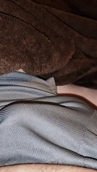 Futând pantalonii mei scurți și colorându-le cu spermă, pentru toți iubitorii de umflături