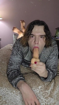 Nebinary Femboy dělá nějaký trénink krku, zatímco dělá pózu