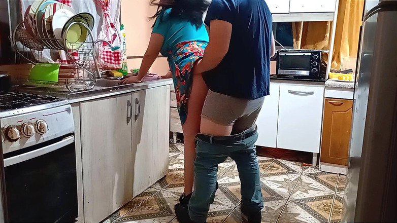 BBW Kelly Mom: किचन में असली घर का बना सेक्स