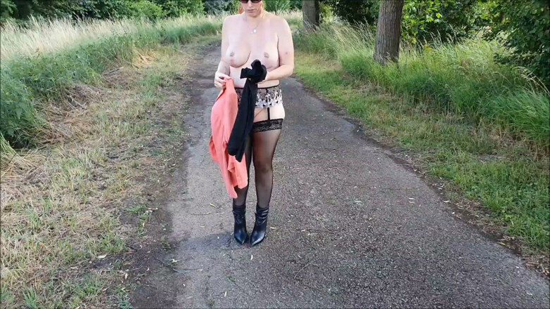 UserBitch1: Nackt in Strapsen Outdooe