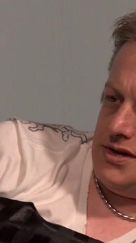 Kızıl saçlı porno yıldızı Amarna Miller Max Deeds'ten kocasının önünde sikiliyor