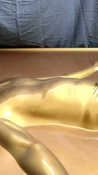Amantes del látex encerrado en oro