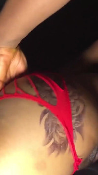 Süß und sexy mädchenbenehmender spaß mit ihrem selbstgedrehten schwanz