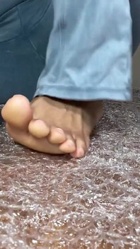 발과 함께 버블 랩을 터뜨리는 핑크 폭스