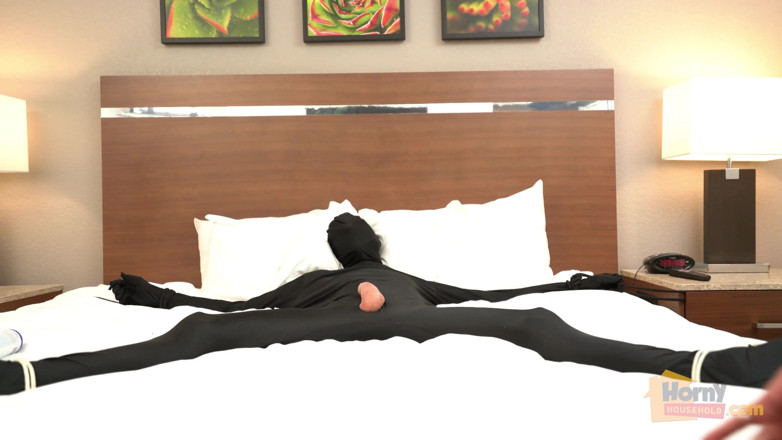 Horny Household: Le milf usano il cazzo legato del figliastro come un...