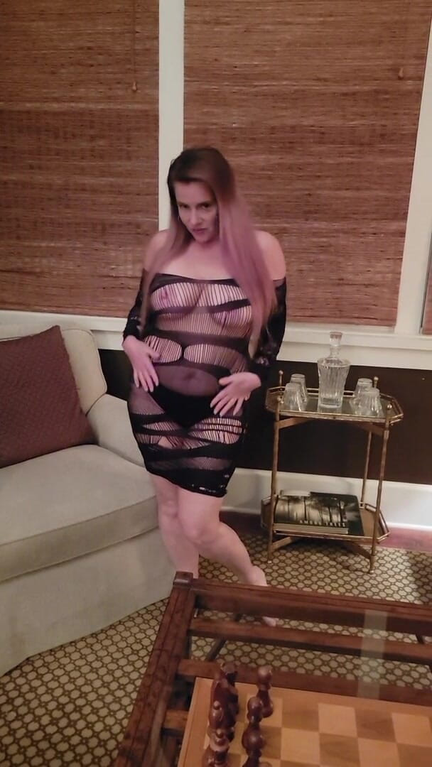 Nikki Nevada: La miLF Nikki in sexy lingerie a rete nera si...