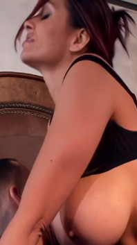 Ava Lauren tem seus peitos fodidos bem e duro.