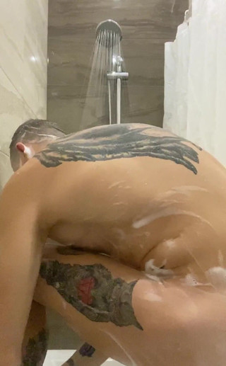 Falcon Al: Günaydın. Sabah duşunun videolarını çektim. Parmaklarımla kendimi önemserdim