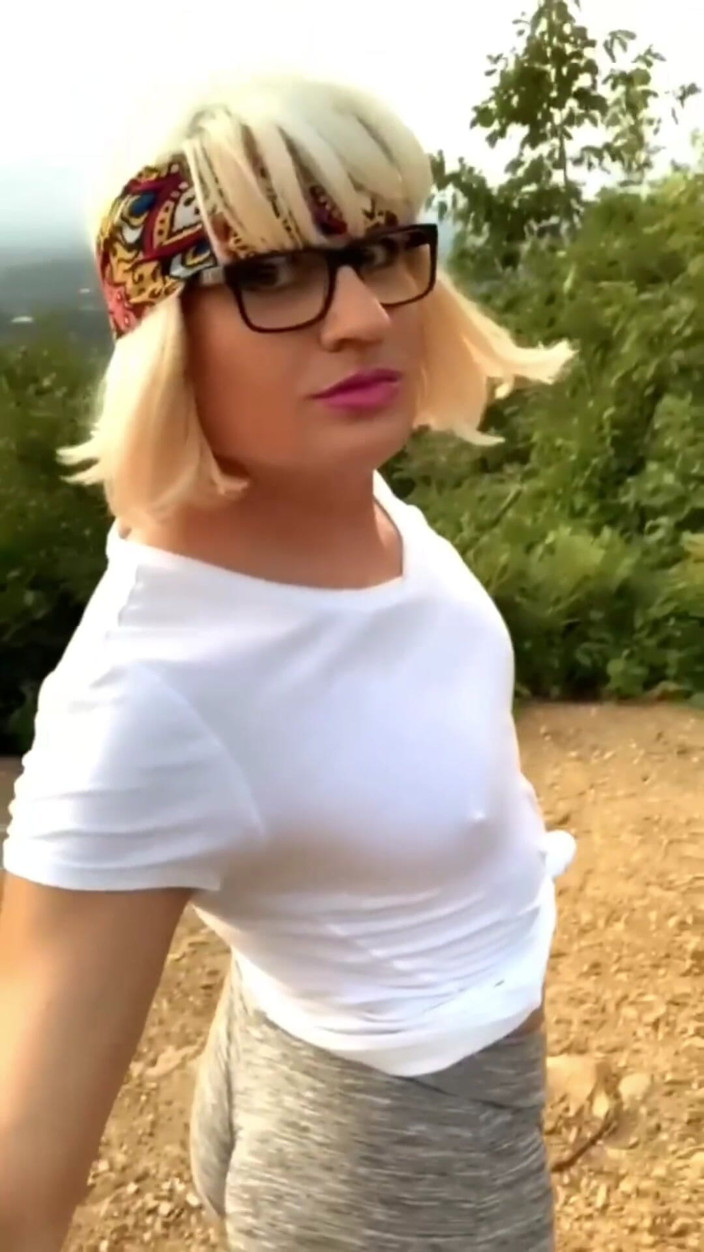 CindieLove: Plimbare pe strada efeminatului, traseu de drumeții în chiloți, pantaloni scurți...